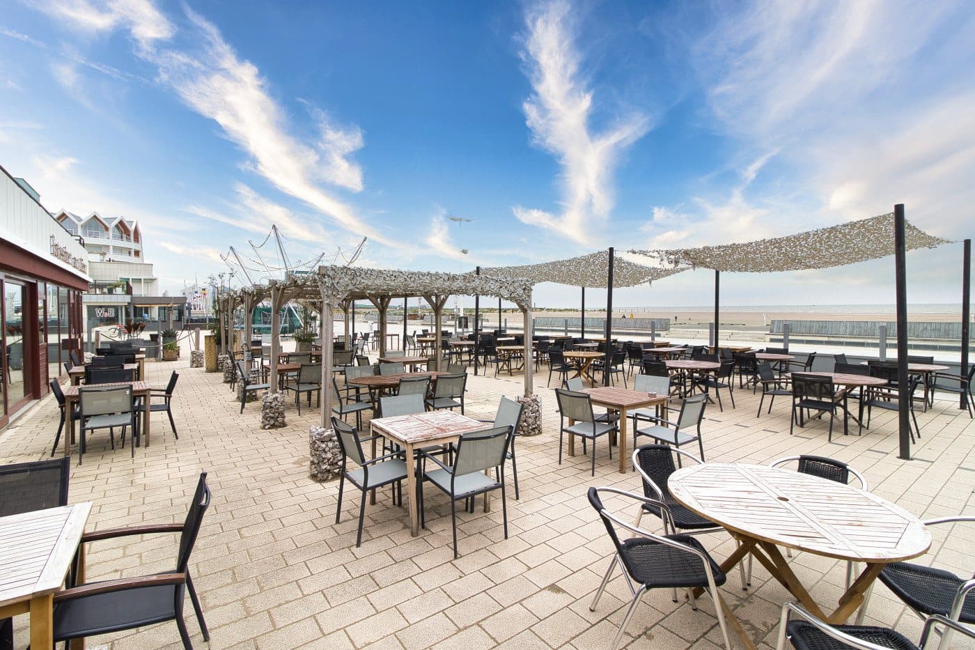 La terrasse d'Aux Aïeux sur la digue de Dunkerque, ses voiles d'ombrage face à la mer