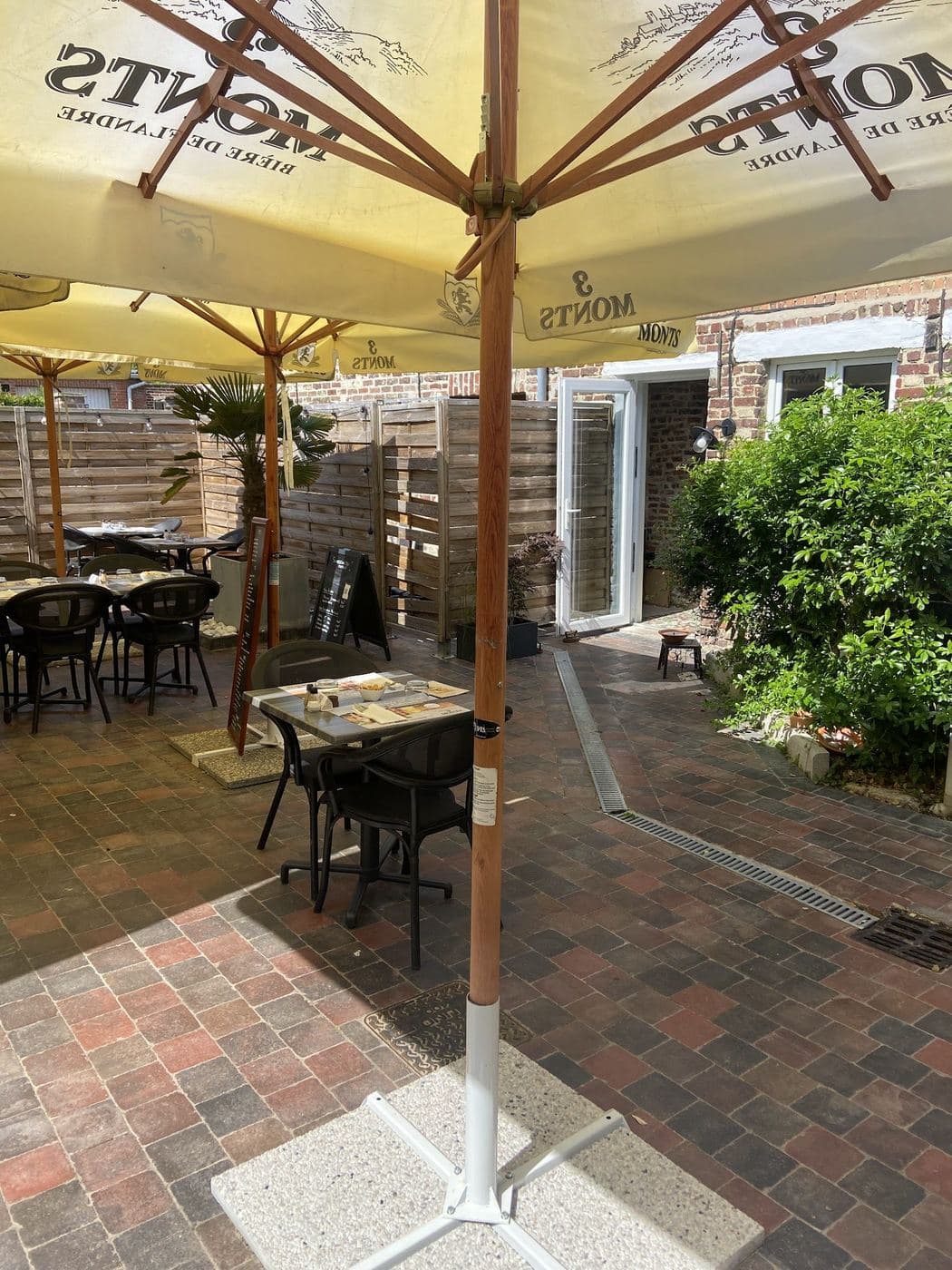La cour-terrasse de l'Hazewinde sous les parasols de la brasserie voisine
